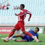 Aksi kerja keras pemain Persiba Balikpapan saat menghadapi Deltras Sidoarjo; kini tim fokus penuh menatap babak playoff.