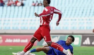 Aksi kerja keras pemain Persiba Balikpapan saat menghadapi Deltras Sidoarjo; kini tim fokus penuh menatap babak playoff.