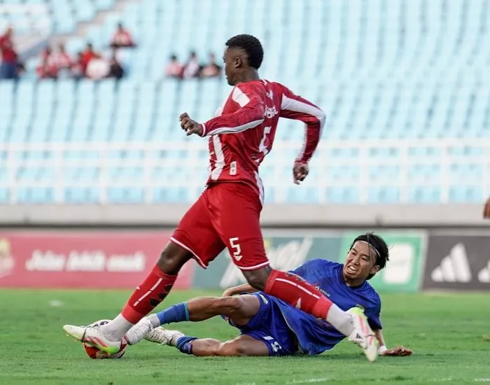 Aksi kerja keras pemain Persiba Balikpapan saat menghadapi Deltras Sidoarjo; kini tim fokus penuh menatap babak playoff.
