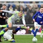 Duel sengit Erling Haaland saat Manchester City ditahan imbang Everton 3-3, hasil yang membuat persaingan gelar juara dengan Arsenal semakin memanas.
