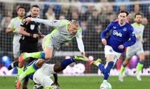 Duel sengit Erling Haaland saat Manchester City ditahan imbang Everton 3-3, hasil yang membuat persaingan gelar juara dengan Arsenal semakin memanas.
