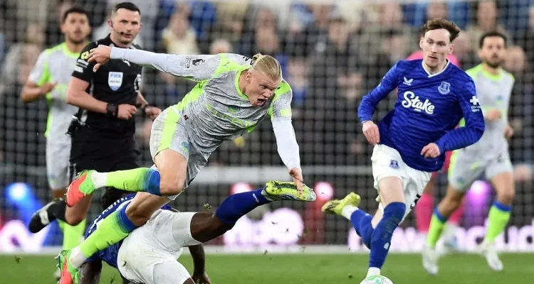 Duel sengit Erling Haaland saat Manchester City ditahan imbang Everton 3-3, hasil yang membuat persaingan gelar juara dengan Arsenal semakin memanas.