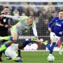 Duel sengit Erling Haaland saat Manchester City ditahan imbang Everton 3-3, hasil yang membuat persaingan gelar juara dengan Arsenal semakin memanas.