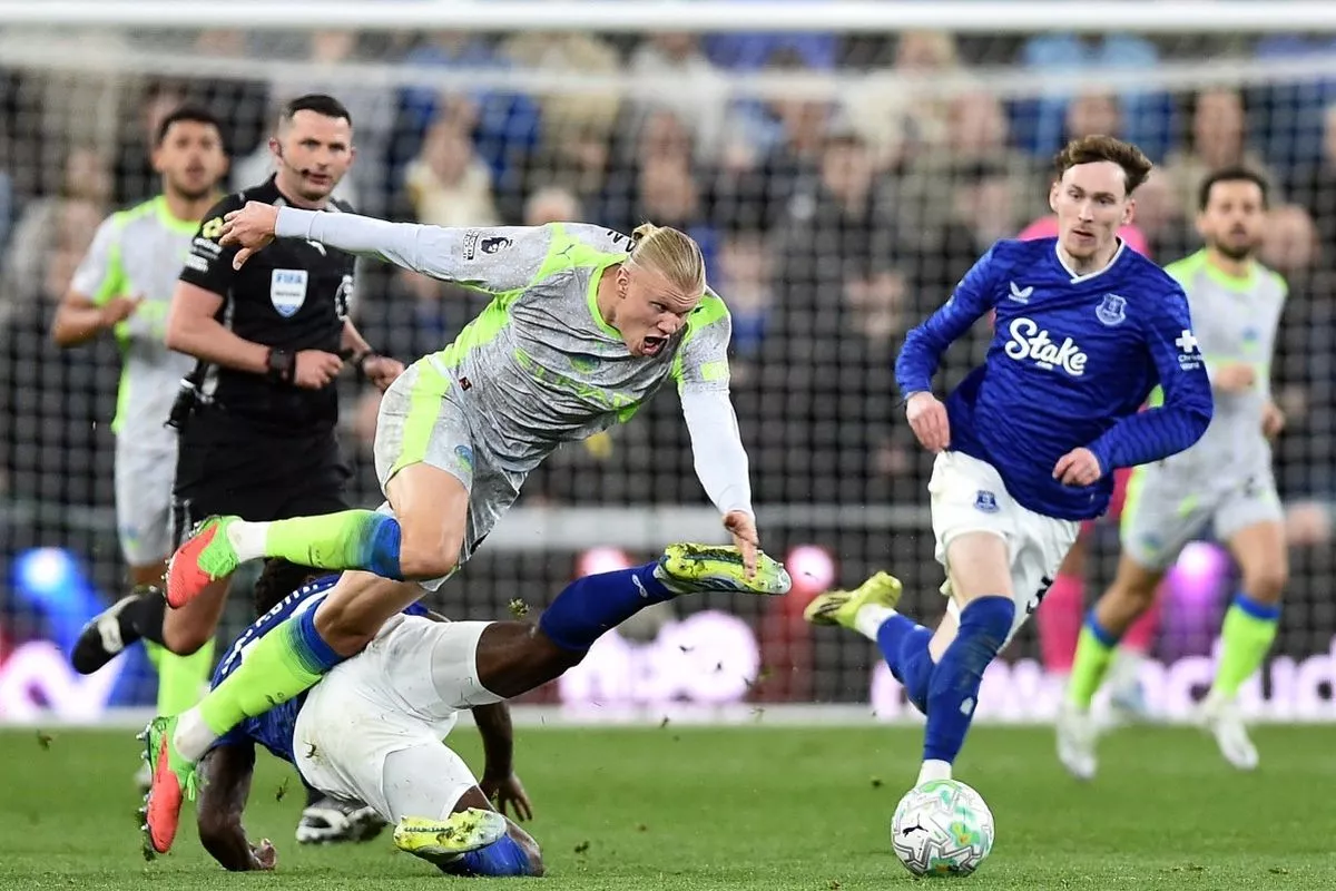 Duel sengit Erling Haaland saat Manchester City ditahan imbang Everton 3-3, hasil yang membuat persaingan gelar juara dengan Arsenal semakin memanas.