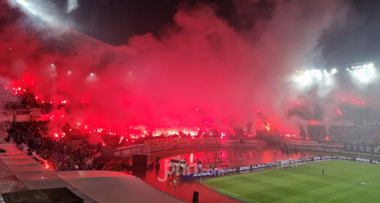 Aksi penyalaan flare oleh oknum suporter di stadion yang berujung sanksi berat bagi Persib Bandung dari pihak AFC.