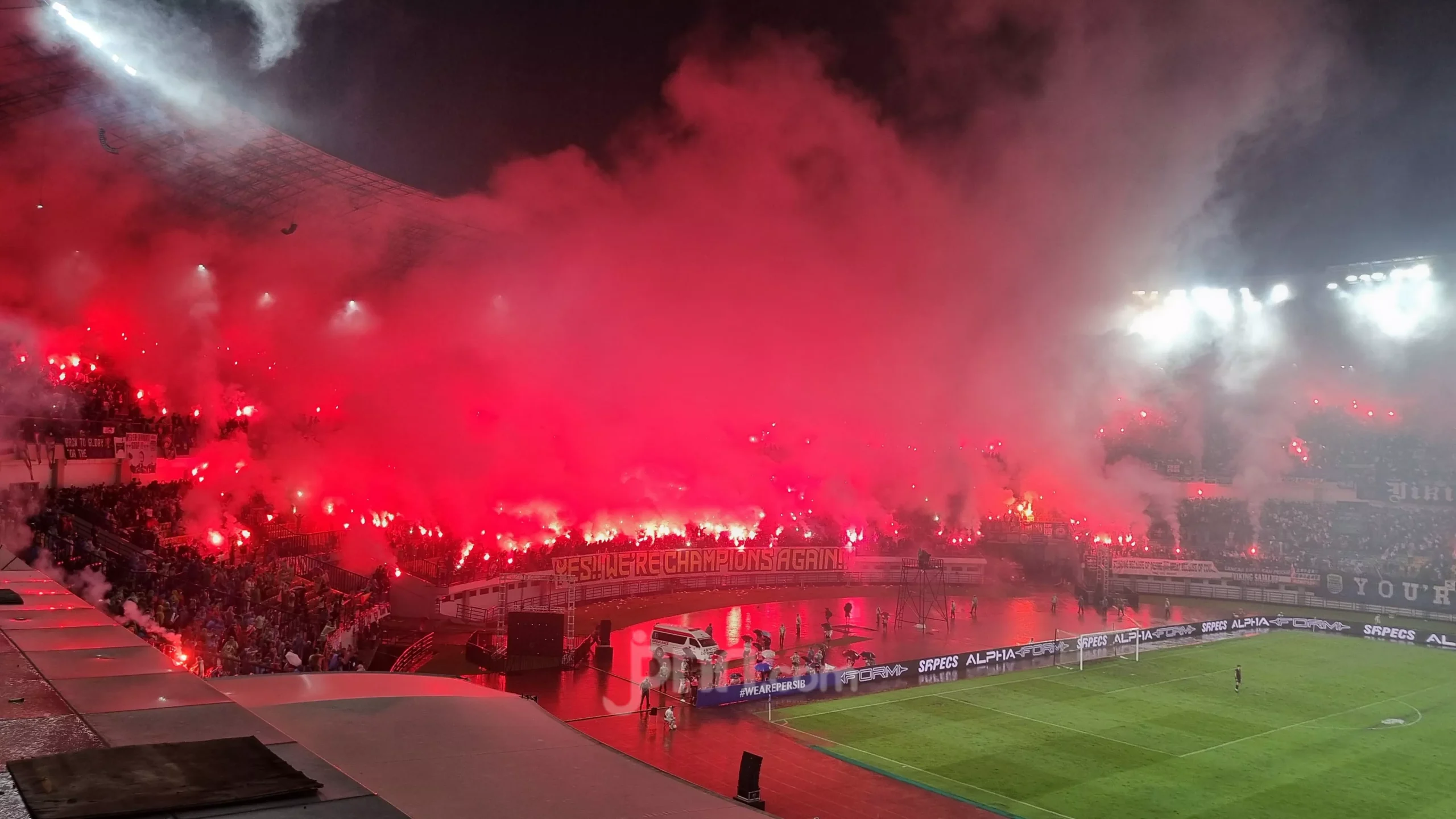 Aksi penyalaan flare oleh oknum suporter di stadion yang berujung sanksi berat bagi Persib Bandung dari pihak AFC.
