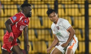 Pemain Borneo FC dengan jersi putih oranye berduel memperebutkan bola melawan pemain Persijap Jepara berjersey merah dalam pertandingan di Stadion Jepara.