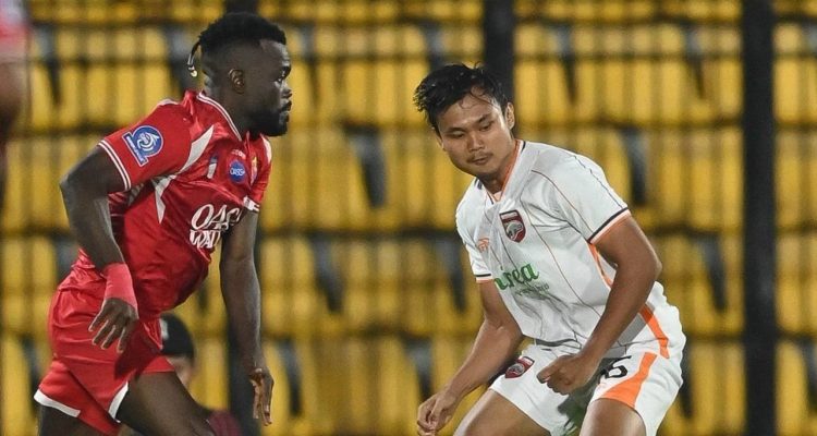 Pemain Borneo FC dengan jersi putih oranye berduel memperebutkan bola melawan pemain Persijap Jepara berjersey merah dalam pertandingan di Stadion Jepara.