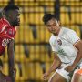 Pemain Borneo FC dengan jersi putih oranye berduel memperebutkan bola melawan pemain Persijap Jepara berjersey merah dalam pertandingan di Stadion Jepara.