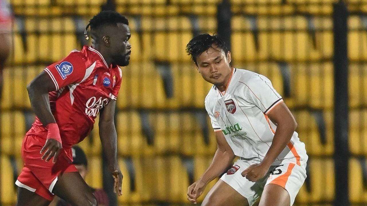 Pemain Borneo FC dengan jersi putih oranye berduel memperebutkan bola melawan pemain Persijap Jepara berjersey merah dalam pertandingan di Stadion Jepara.