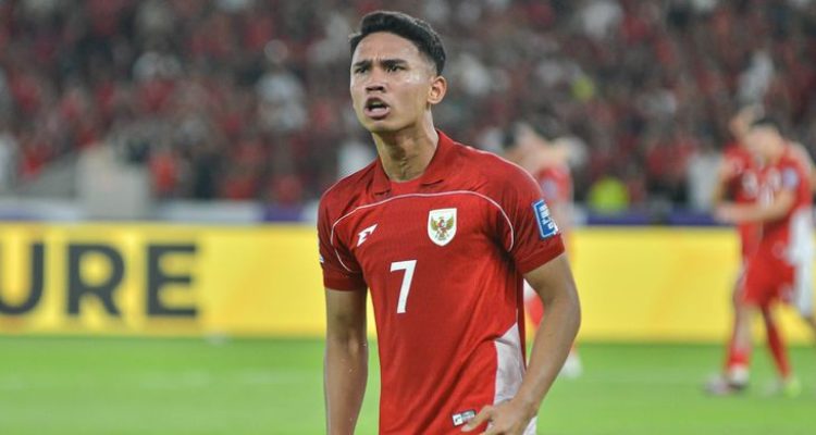 Marselino Ferdinan mengenakan jersey merah Timnas Indonesia saat beraksi di lapangan hijau dalam pertandingan internasional.