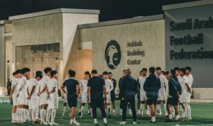 Sesi evaluasi mendalam Timnas Indonesia U-17 di Arab Saudi guna memperbaiki statistik permainan sebelum menghadapi tantangan berat dari Qatar.