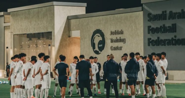 Sesi evaluasi mendalam Timnas Indonesia U-17 di Arab Saudi guna memperbaiki statistik permainan sebelum menghadapi tantangan berat dari Qatar.