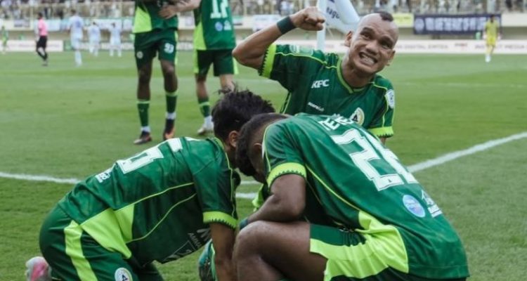 Selebrasi emosional pemain PSS Sleman di lapangan hijau setelah mencetak gol penting dalam perjalanan menuju Final Liga 2.