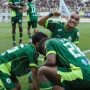 Selebrasi emosional pemain PSS Sleman di lapangan hijau setelah mencetak gol penting dalam perjalanan menuju Final Liga 2.