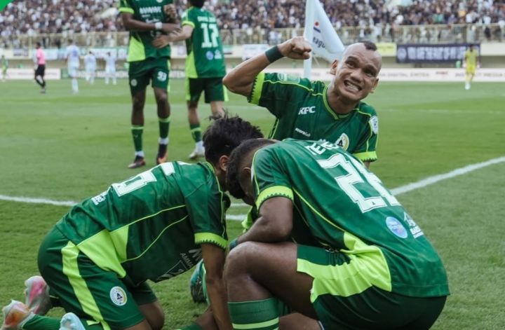 Selebrasi emosional pemain PSS Sleman di lapangan hijau setelah mencetak gol penting dalam perjalanan menuju Final Liga 2.