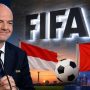 Presiden FIFA Gianni Infantino dengan latar belakang logo FIFA, bendera Indonesia, dan bendera Hong Kong terkait pengumuman format baru FIFA ASEAN Cup 2026.