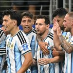 selebrasi-lionel-messi-brace-argentina-vs-austria.webp Lionel Messi dikerumuni dan dirangkul oleh rekan-rekan setimnya di Timnas Argentina saat merayakan gol ke gawang Austria.
