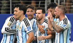 Lionel Messi dikerumuni dan dirangkul oleh rekan-rekan setimnya di Timnas Argentina saat merayakan gol ke gawang Austria.