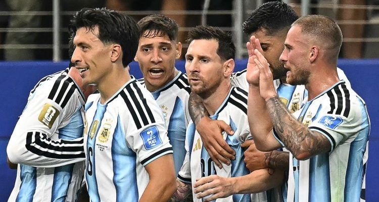 selebrasi-lionel-messi-brace-argentina-vs-austria.webp Lionel Messi dikerumuni dan dirangkul oleh rekan-rekan setimnya di Timnas Argentina saat merayakan gol ke gawang Austria.