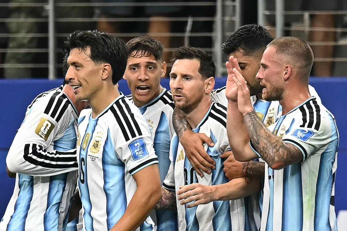 Lionel Messi dikerumuni dan dirangkul oleh rekan-rekan setimnya di Timnas Argentina saat merayakan gol ke gawang Austria.