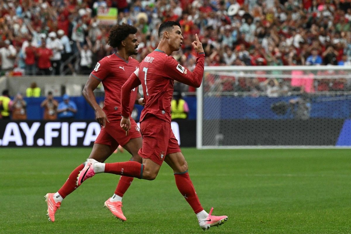 Cristiano Ronaldo melakukan selebrasi setelah mencetak gol untuk timnas Portugal melawan Uzbekistan