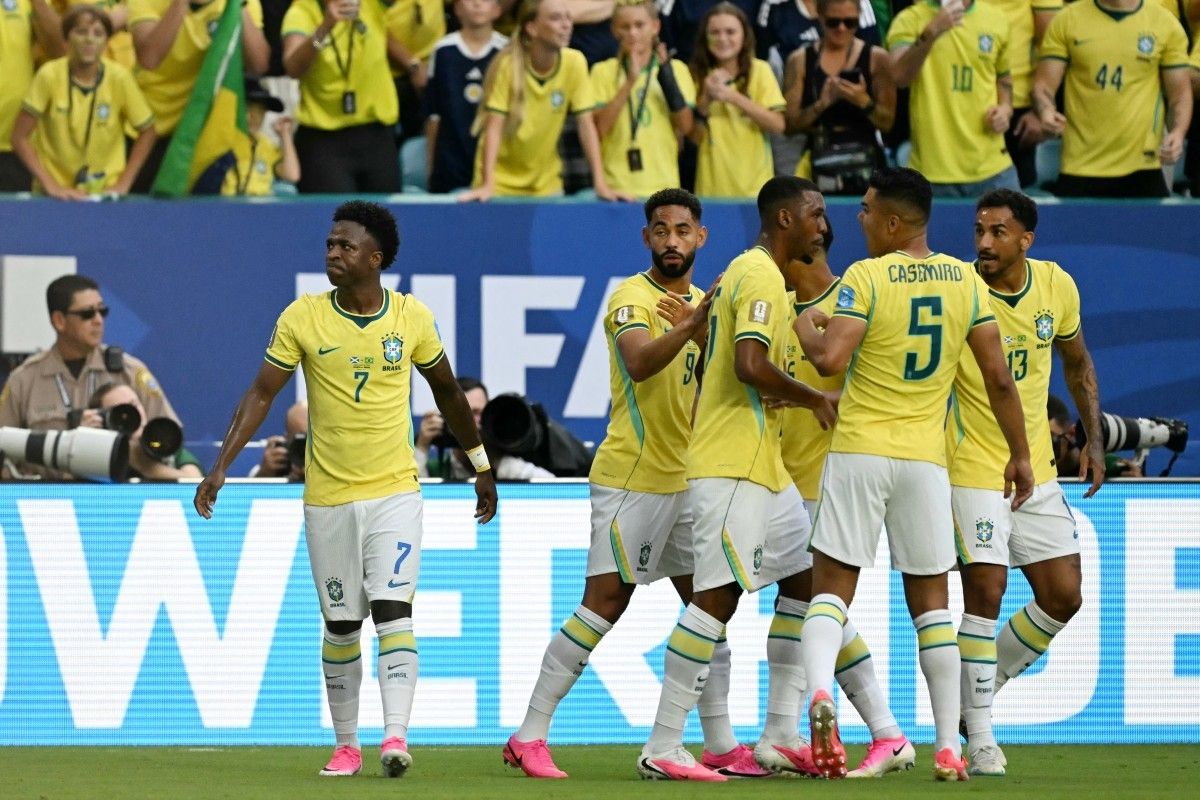 Pemain Timnas Brasil termasuk Vini Jr dan Casemiro merayakan gol ke gawang Skotlandia