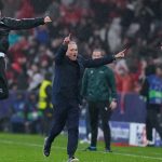 Pelatih Jose Mourinho melakukan selebrasi emosional di pinggir lapangan saat pertandingan