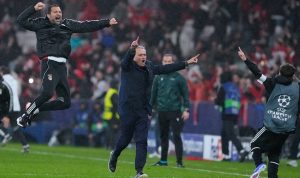 Pelatih Jose Mourinho melakukan selebrasi emosional di pinggir lapangan saat pertandingan