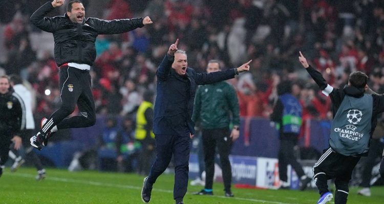 Pelatih Jose Mourinho melakukan selebrasi emosional di pinggir lapangan saat pertandingan