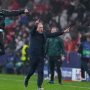 Pelatih Jose Mourinho melakukan selebrasi emosional di pinggir lapangan saat pertandingan
