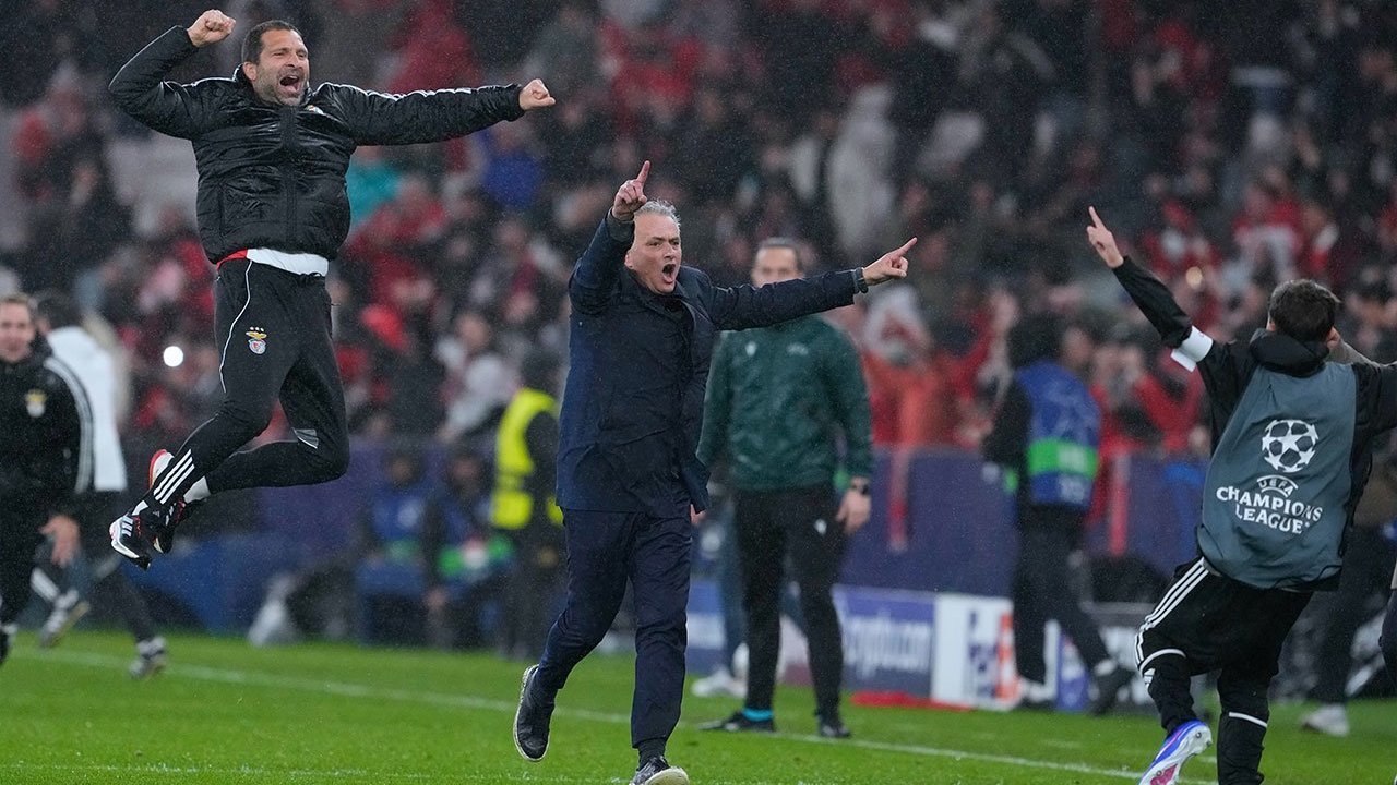 Pelatih Jose Mourinho melakukan selebrasi emosional di pinggir lapangan saat pertandingan