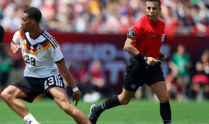Pemain Timnas Jerman saat bertanding melawan Curacao pada laga perdana Piala Dunia 2026, diawasi oleh wasit berbaju merah.