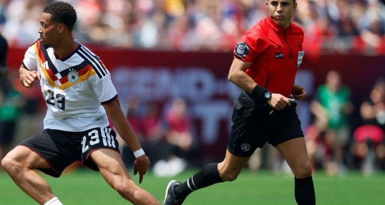 Pemain Timnas Jerman saat bertanding melawan Curacao pada laga perdana Piala Dunia 2026, diawasi oleh wasit berbaju merah.