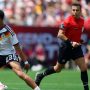 Pemain Timnas Jerman saat bertanding melawan Curacao pada laga perdana Piala Dunia 2026, diawasi oleh wasit berbaju merah.