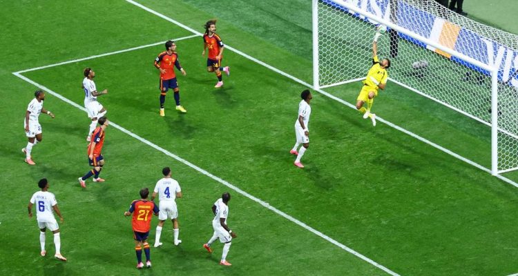 aksi-kiper-cape-verde-tahan-spanyol.webp Penjaga gawang Cape Verde melakukan penyelamatan krusial demi mengamankan gawang dari gempuran lini serang Spanyol.