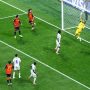 Penjaga gawang Cape Verde melakukan penyelamatan krusial demi mengamankan gawang dari gempuran lini serang Spanyol.