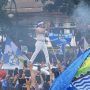 Pemain sepak bola Calvin Verdonk saat berduel berebut bola dengan pemain lawan di lapangan hijau.