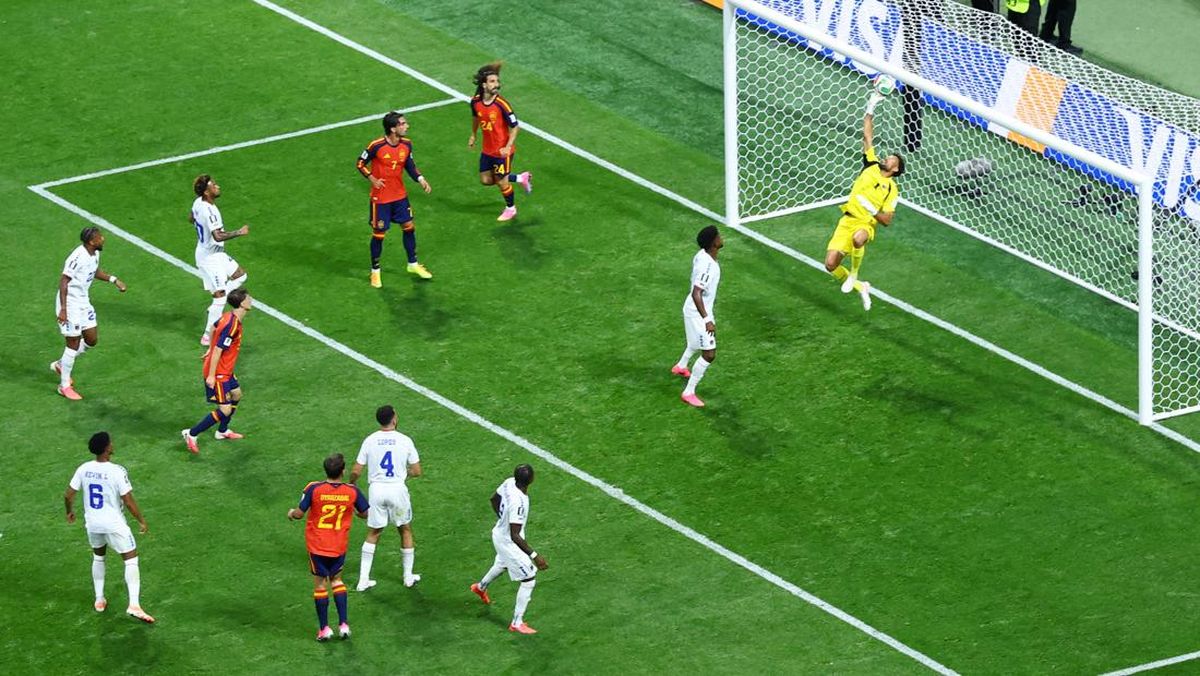 Penjaga gawang Cape Verde melakukan penyelamatan krusial demi mengamankan gawang dari gempuran lini serang Spanyol.