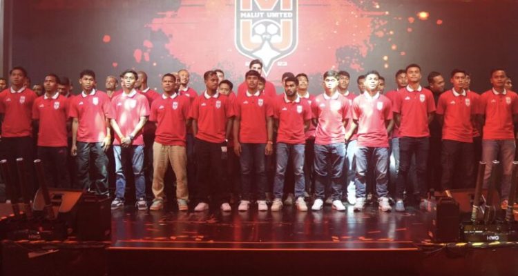 malut-united-berubah-nama-jadi-jateng-united-bermarkas-semarang.webp Momen bersejarah bagi Malut United FC. Foto tim di atas panggung ini menandai akhir dari era Malut United sebelum secara resmi bertransformasi menjadi Jateng United dan pindah homebase ke Semarang.