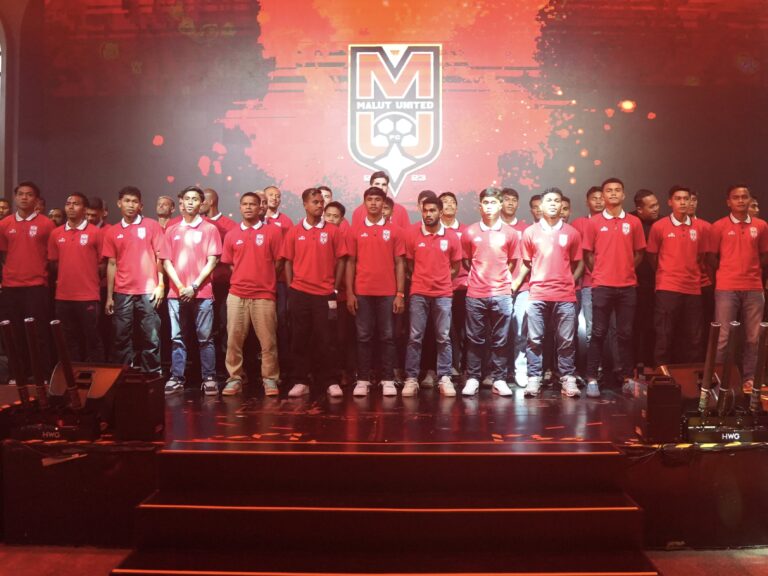 Momen bersejarah bagi Malut United FC. Foto tim di atas panggung ini menandai akhir dari era Malut United sebelum secara resmi bertransformasi menjadi Jateng United dan pindah homebase ke Semarang.