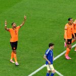 Pemain Timnas Belanda berselebrasi menunjuk ke atas setelah mencetak gol ke gawang Swedia di Piala Dunia 2026.