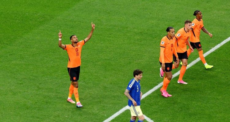 Pemain Timnas Belanda berselebrasi menunjuk ke atas setelah mencetak gol ke gawang Swedia di Piala Dunia 2026.
