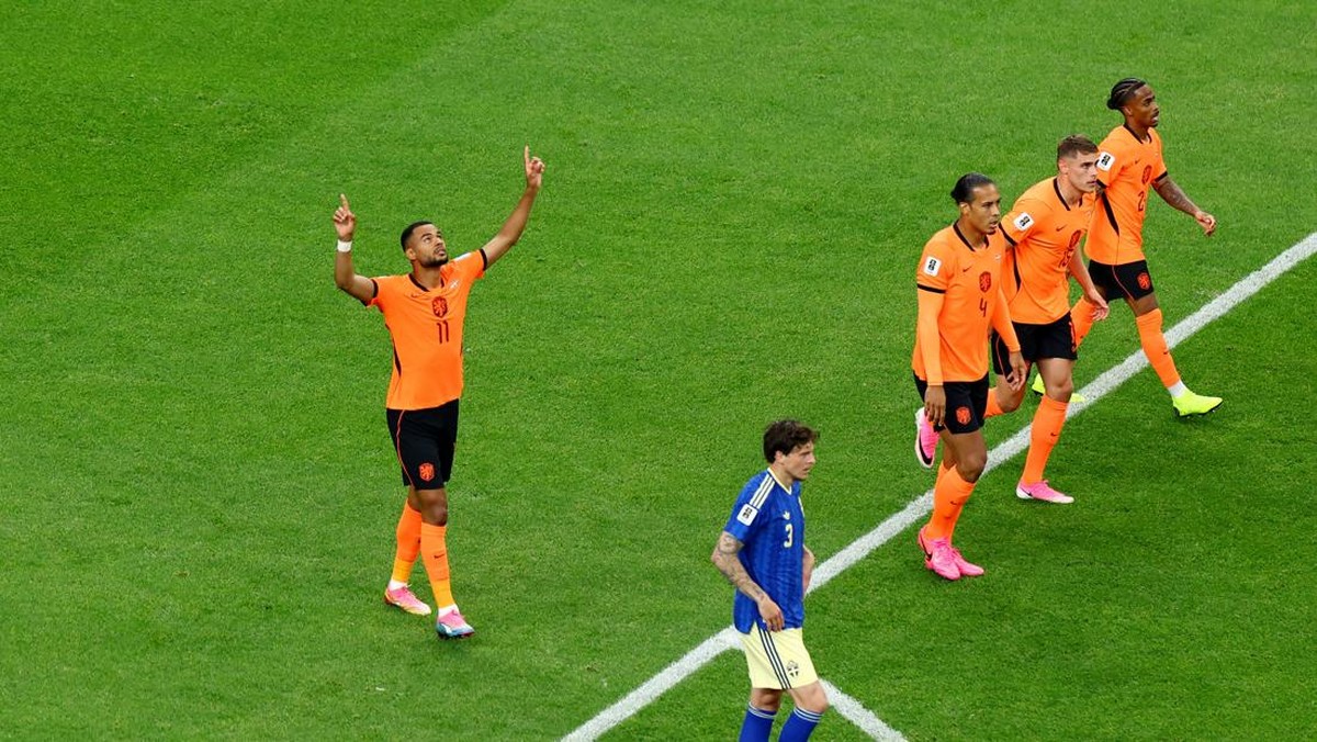 Pemain Timnas Belanda berselebrasi menunjuk ke atas setelah mencetak gol ke gawang Swedia di Piala Dunia 2026.