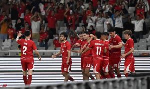 Selebrasi para pemain Timnas Indonesia setelah berhasil mencetak gol ke gawang lawan dalam pertandingan FIFA Matchday dengan dukungan penuh suporter di stadion.