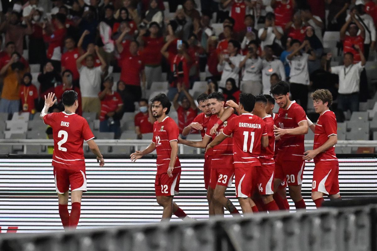 Selebrasi para pemain Timnas Indonesia setelah berhasil mencetak gol ke gawang lawan dalam pertandingan FIFA Matchday dengan dukungan penuh suporter di stadion.