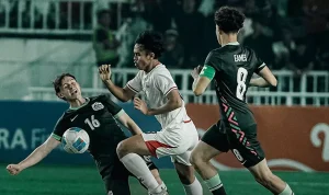 Aksi gigih pemain Timnas Indonesia saat menghadapi tekanan ketat dari lini pertahanan Australia dalam laga semifinal Piala AFF U-19.