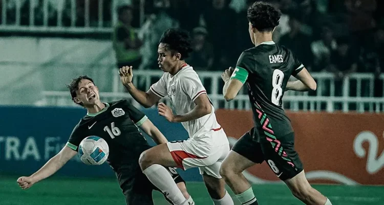 perjalanan-timnas-indonesia-piala-aff-u19-terhenti.webp Aksi gigih pemain Timnas Indonesia saat menghadapi tekanan ketat dari lini pertahanan Australia dalam laga semifinal Piala AFF U-19.