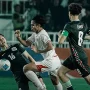 Aksi gigih pemain Timnas Indonesia saat menghadapi tekanan ketat dari lini pertahanan Australia dalam laga semifinal Piala AFF U-19.