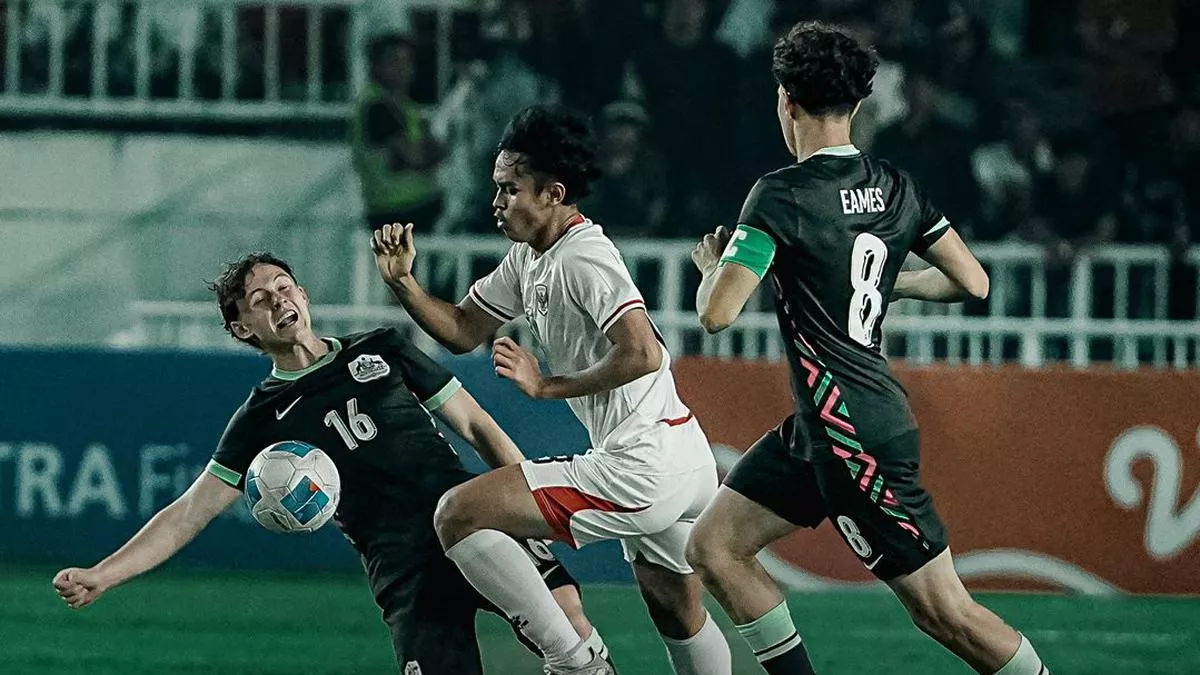 Aksi gigih pemain Timnas Indonesia saat menghadapi tekanan ketat dari lini pertahanan Australia dalam laga semifinal Piala AFF U-19.